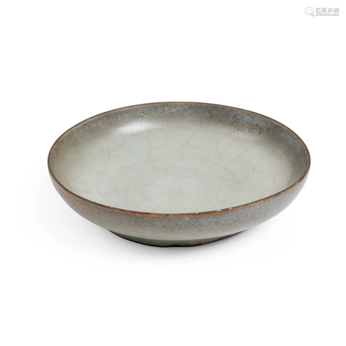 GE-TYPE CRACKLE-GLAZED DISH QING DYNASTY, 19TH CENTURY