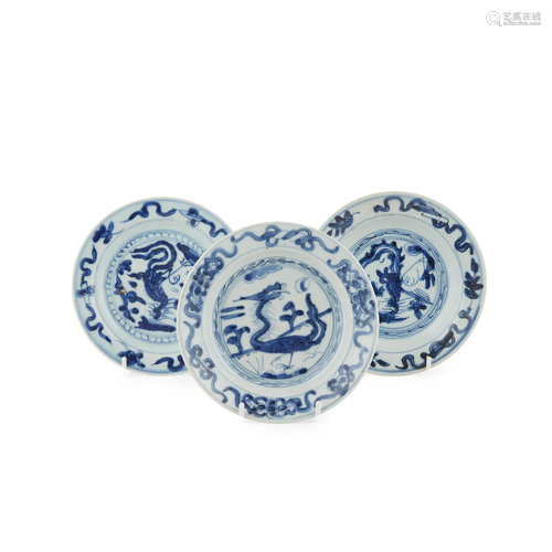 GROUP OF THREE BLUE AND WHITE 'PHEONIX' DISHES MING