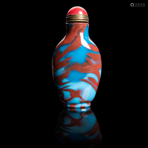 BICOLOURED GLASS SNUFF BOTTLE