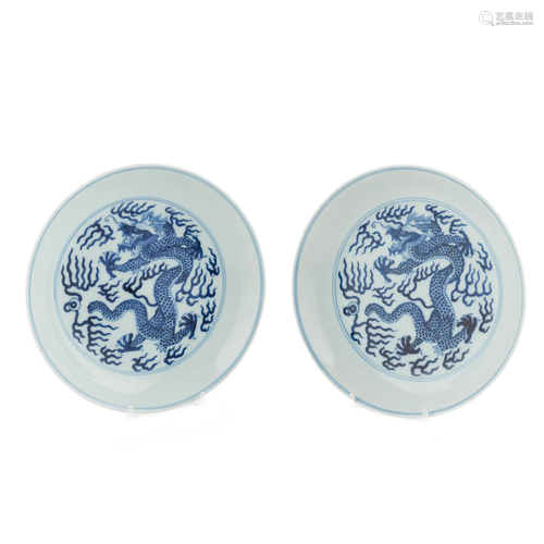 PAIR OF BLUE AND WHITE 'DRAGON' DISHES