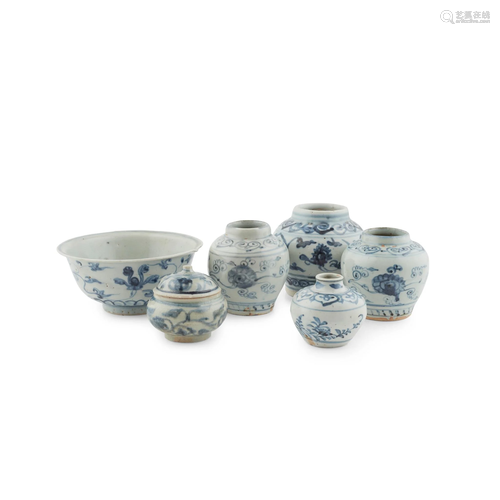 COLLECTION OF SIX BLUE AND WHITE WARES