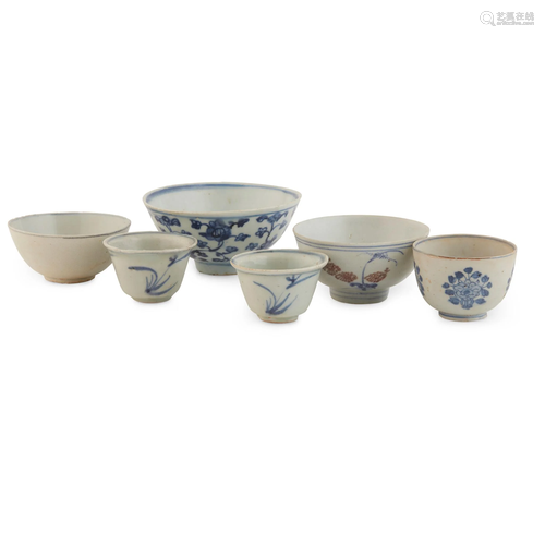 GROUP OF SIX BLUE AND WHITE BOWLS AND CUPS