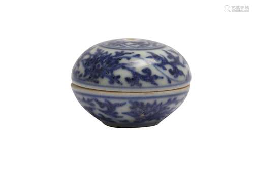 A SMALL CHINESE CIRCULAR BLUE AND WHITE BOX AND COVER.