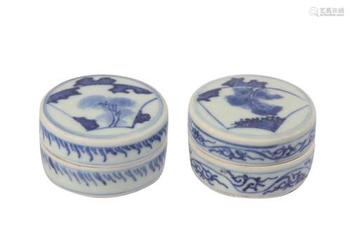 TWO CHINESE BLUE AND WHITE CIRCULAR BOXES AND COVERS.