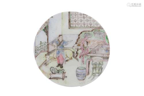 A CHINESE FAMILLE-ROSE DECORATED CIRCULAR GLASS PANEL.