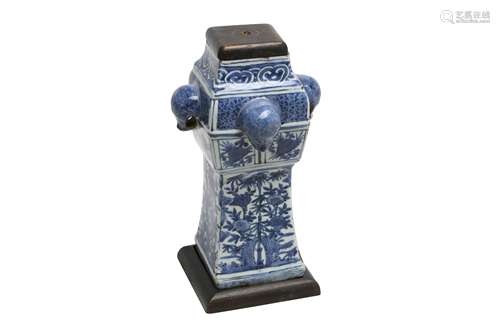 A CHINESE BLUE AND WHITE ALTAR VASE, FANG ZUN.