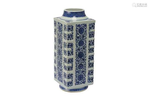 A CHINESE BLUE AND WHITE 'CONG' VASE.