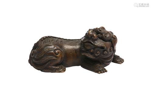 A CHINESE BRONZE 'LION DOG' PAPERWEIGHT.