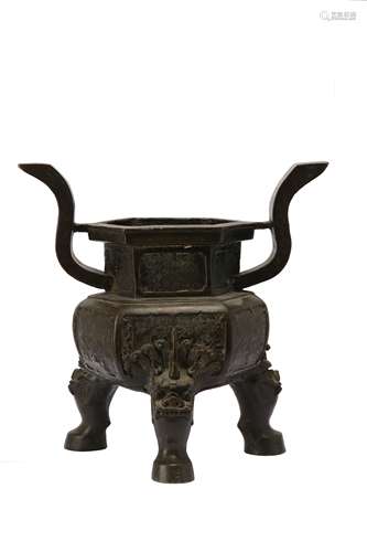 A LARGE CHINESE BRONZE HEXAGONAL-SECTION INCENSE BURNER.