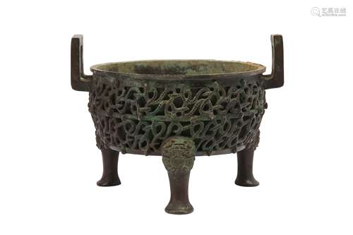 A CHINESE BRONZE TRIPOD DING.