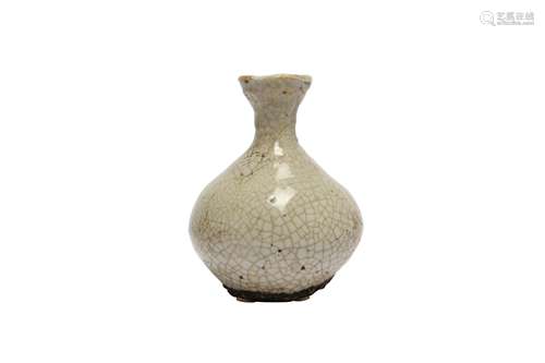 A KOREAN CRACKLE-GLAZE VASE.