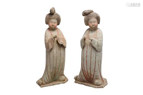 A PAIR OF CHINESE POTTERY FIGURES OF CORT LADIES.