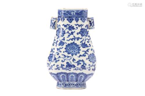 A CHINESE BLUE AND WHITE ARROW VASE.