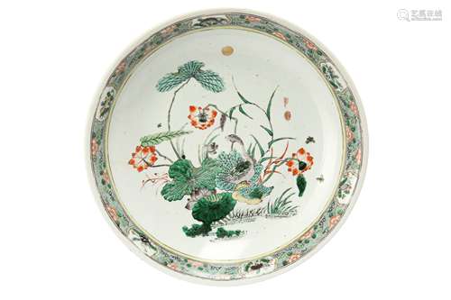 A CHINESE FAMILLE VERTE 'LOTUS POND' CHARGER.