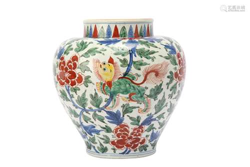 A CHINESE WUCAI 'LION DOGS' JAR.