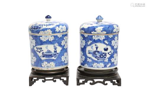 A NEAR-PAIR OF CHINESE BLUE AND WHITE JARS AND COVERS.