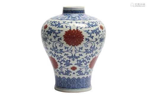 A CHINESE BLUE AND WHITE AND UNDERGLAZE RED VASE, MEIPING.