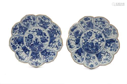 A PAIR OF CHINESE BLUE AND WHITE 'LOTUS' DISHES.