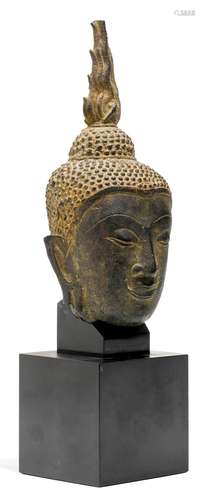 A SMALL BUT FINE BRONZE HEAD OF BUDDHA.