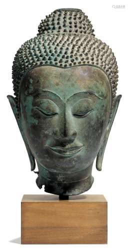 A LARGE AND FINE BRONZE HEAD OF BUDDHA.