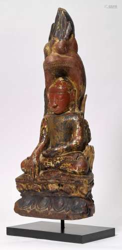 A WOOD SCULPTURE OF THE MEDITATING BUDDHA.