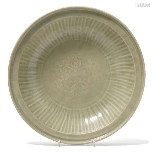 A LONGQUAN CELADON CHARGER.