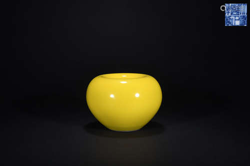 Yellow-glazed Apple-shaped Vase