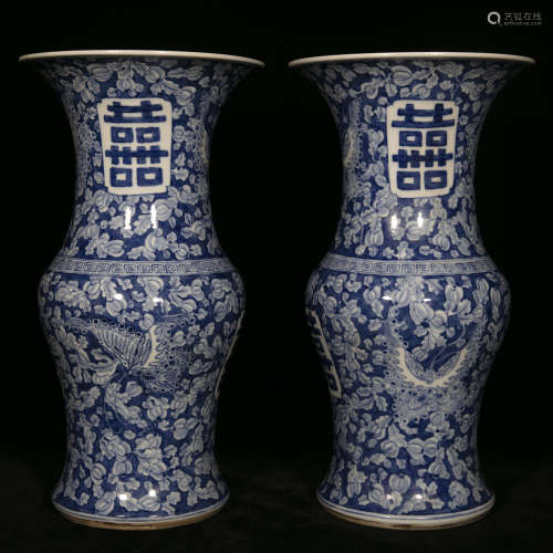 A pair of Qing blue and white porcelain vases