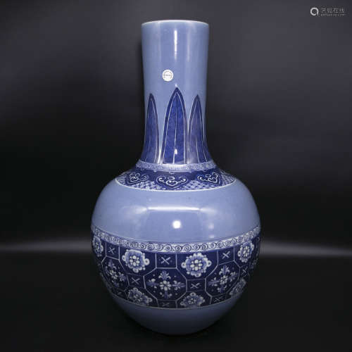 18th century blue and white flower pattern porcelain vase