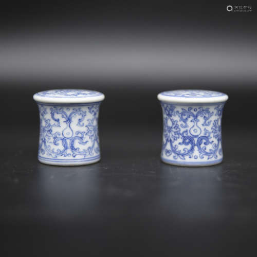 A pair of middle of Qing blue and white porcelain scroll hea...