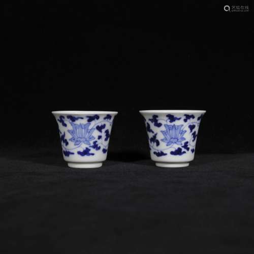 A pair of Qing yongzheng style blue and white porcelain cups