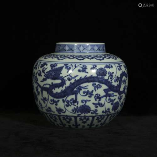 Ming Wanli style blue and white dragon pattern porcelain jar