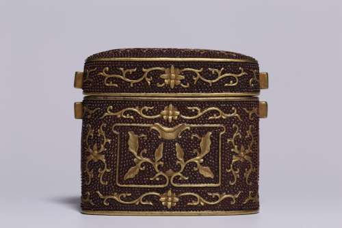 清代，“大清乾隆年制”古铜釉描金花卉纹盖盒