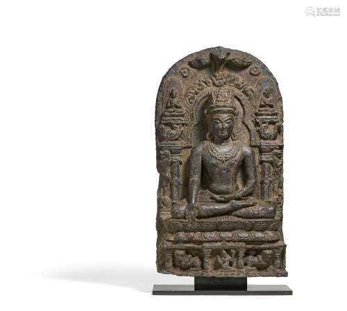 Bedeutender gekrönter Buddha auf dem Löwenthron