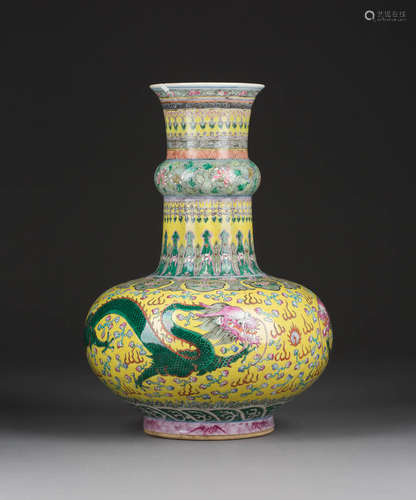 VASE MIT VIERKRALLIGEM DRACHENDEKOR