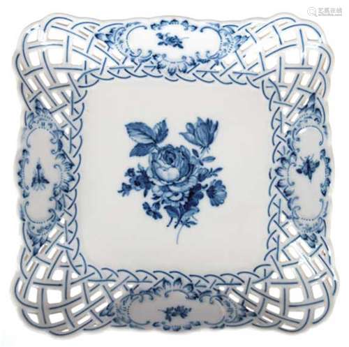 Meissen-Schale, blaue Blumenmalerei, quadratische Form mit d...