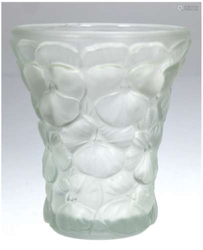 Vase, in der Art Lalique, satiniertes Glas, plastisches Stie...