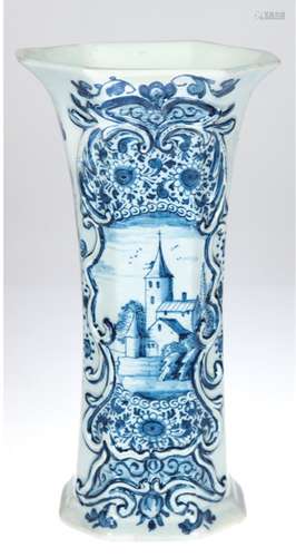 Vase, Delft, um 1820, blaue Bemalung, in Reliefkartusche Bur...