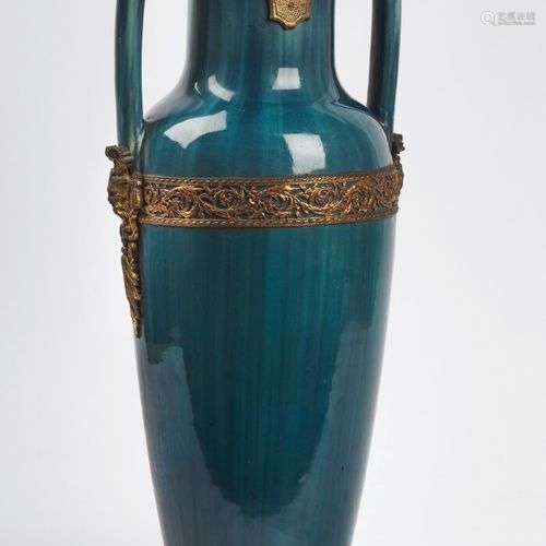 TRAVAIL FRANCAIS Vase en céramique à corps coniqu…
