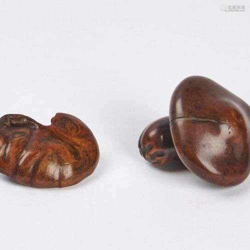 JAPON XIXe siècle Deux netsuke en bois : reishi n…