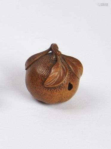 JAPON XIXe siècle Netsuke en bois, mikan dans son…