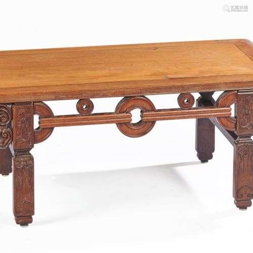 CHINE XIXe siècle Table basse en bois naturel à d…