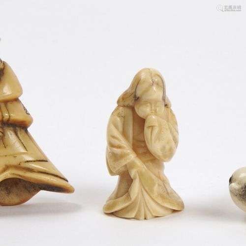 JAPON XIXe siècle Trois netsuke en corne de cerf …