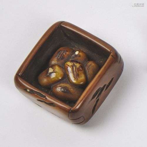 JAPON XXe siècle Netsuke en bois, haricots dans u…