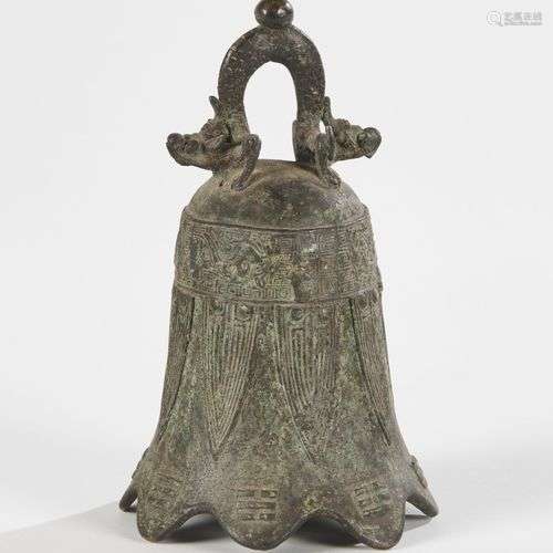 VIETNAM XIXe siècle Cloche évasée en bronze à pat…