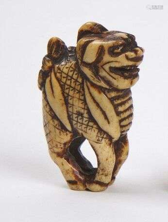 JAPON XIXe siècle Netsuke en os, figurant une kir…