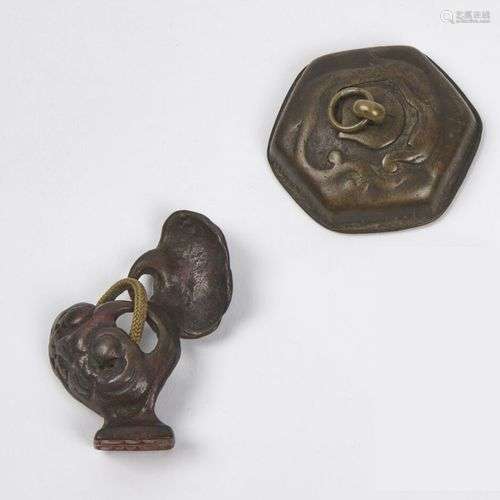JAPON XIXe siècle Deux netsuke en métal, coupelle…