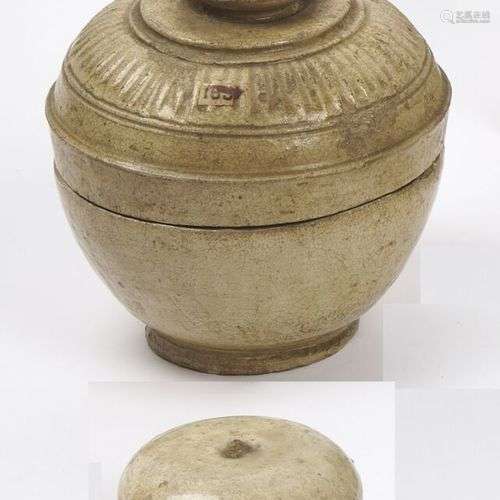 CAMBODGE XIIe/XIIIe siècle Pot en grès émaillé be…