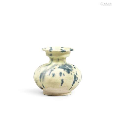 A BLUE-STREAKED CREAM-GLAZED JAR Tang Dynasty (2)