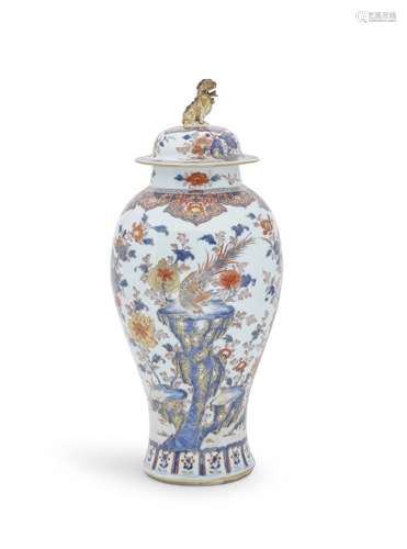 A LARGE CHINESE IMARI BALUSTER VASE AND COVER Early 18th cen...